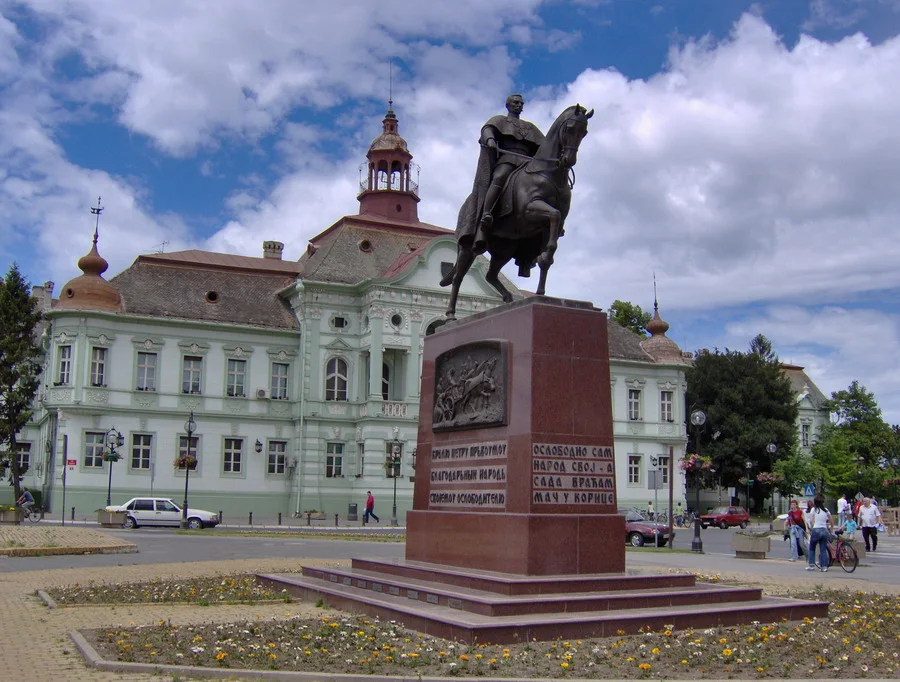 Gradska kuća u Zrenjaninu i spomenik kralju Petru I