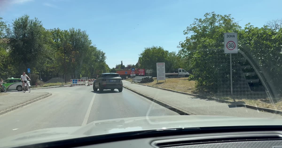 Zatvorena Bogdana Teodosina (put ka AVIV-u) bez ikakvog upozorenja ili znaka za usmeravanje saobraćaja. Zbog istih radova u M. Tepića se prolazi jednom trakom preko metalnih ploča. Neodgovorno.
