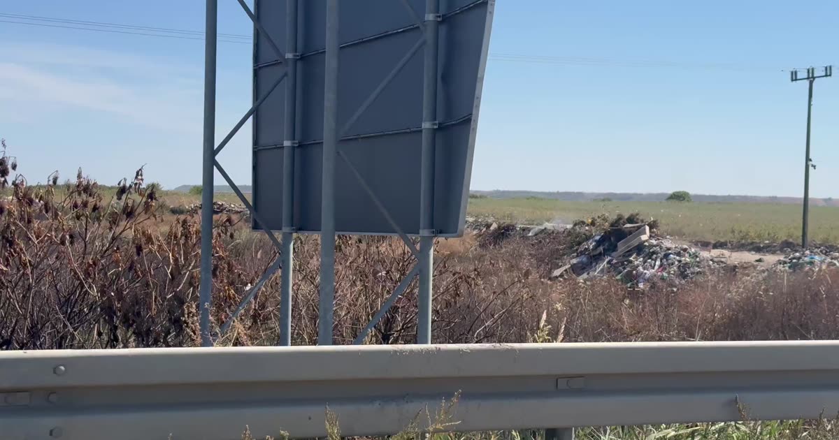 Divlja deponija između Đurđeva i Šajkaša. Trenutno tinja, gori sa prekidima godinama unazad. Širi se užasan smrad oko deponije.