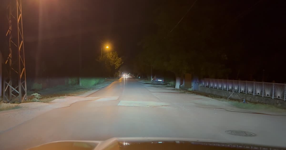 Mostarska ulica, mesecima stoje rupe na putu koje je teško zaobići.