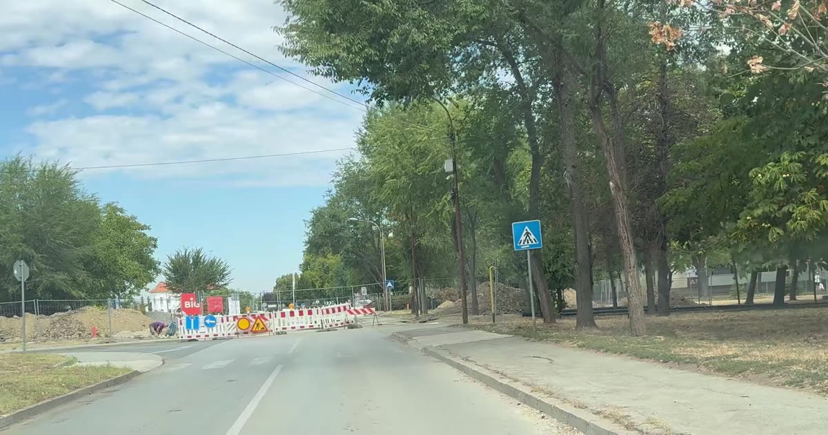 Blokirano skretanje ka AVIV-u već nekoliko dana. Bez upozorenja na obe strane radova, potpuno neodgovorno. Još gore u M. Tepića, metalne ploče na prelazu kanala nestabilne i nebezbedne.