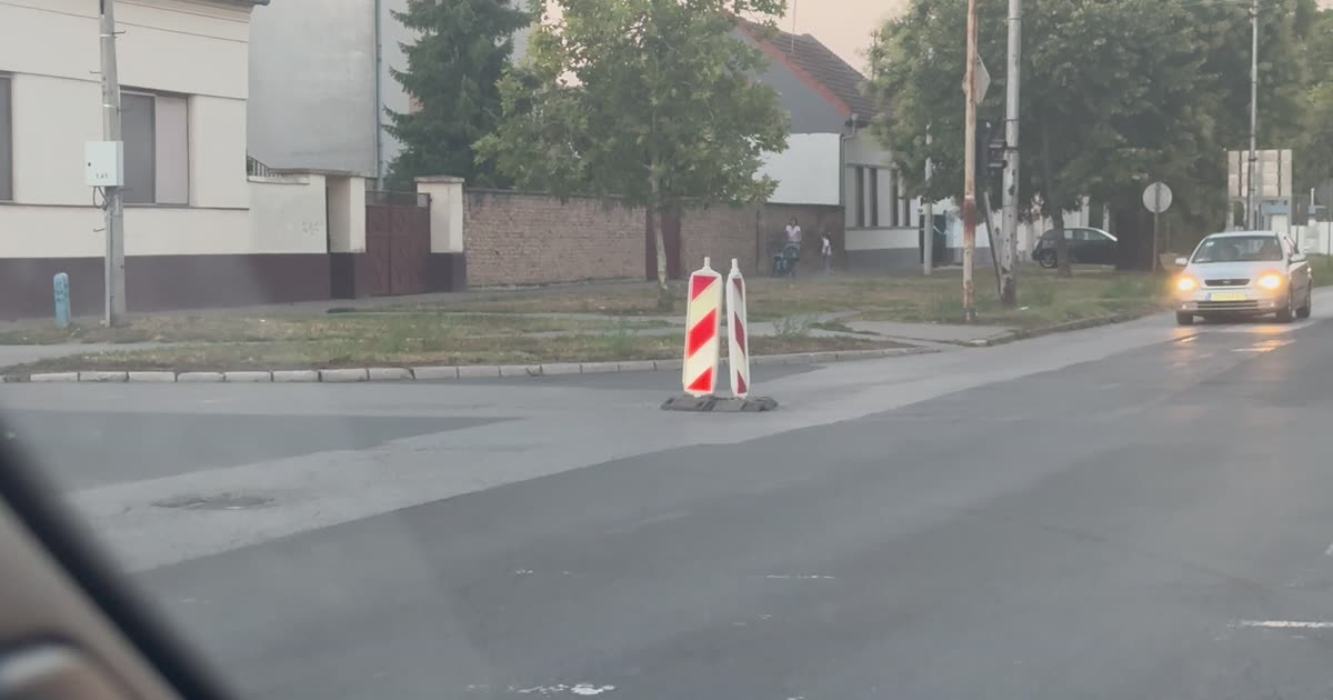 Rupa na raskrsnici Miletićeve i Principove. Otežano skretanja ka mostu u Principovoj. Cela raskrsnica neravna i opasna.